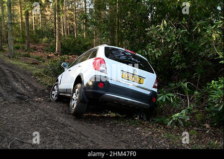 Un SUV bianco si è schiantato in un fossato in inverno nel Regno Unito. Foto Stock