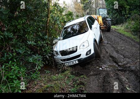 Un SUV bianco si è schiantato in un fossato in inverno nel Regno Unito. Foto Stock