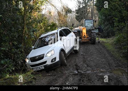 Un SUV bianco si è schiantato in un fossato in inverno nel Regno Unito. Foto Stock