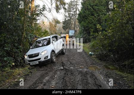 Un SUV bianco si è schiantato in un fossato in inverno nel Regno Unito. Foto Stock