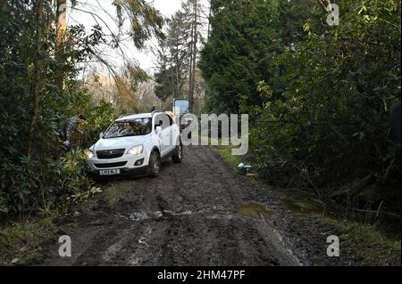 Un SUV bianco si è schiantato in un fossato in inverno nel Regno Unito. Foto Stock