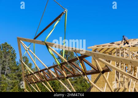 Il tetto in legno con gru supporta travi a traliccio per l'installazione Foto Stock