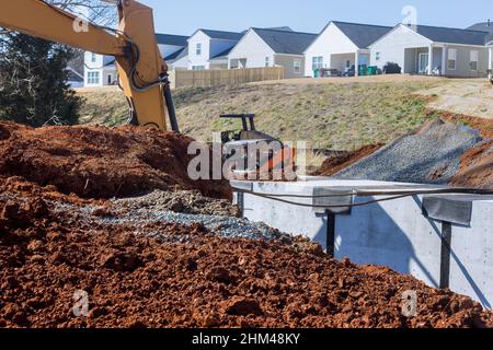 Struttura di costruzione del ponte stradale con sopra il canale dell'acqua di drenaggio durante la riparazione Foto Stock