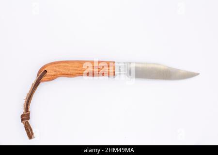 Coltello da campeggio con manico in legno isolato su sfondo bianco. Foto Stock