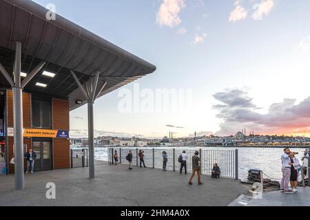 I passeggeri attendono il traghetto al terminal dei traghetti di karakoy. Karakoy nuovo molo galleggiante. Foto Stock