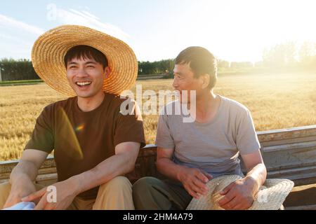 Seduti in macchina gli agricoltori a riposare Foto Stock