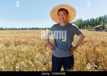 Il catcher negli agricoltori è permeato dalla gioia del raccolto Foto Stock