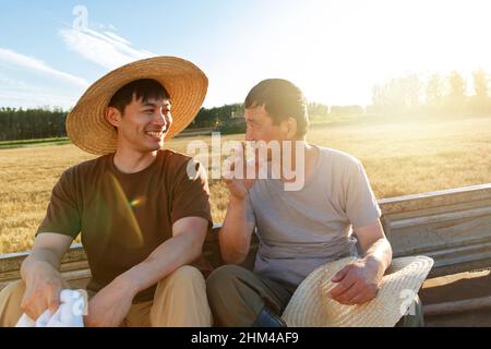 Seduti in macchina gli agricoltori a riposare Foto Stock