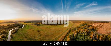 Vista panoramica di un prato al tramonto. Paesaggio rurale panorama aereo Foto Stock