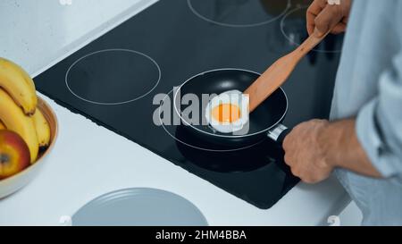 vista parziale dell'uovo mentre si prepara la colazione Foto Stock