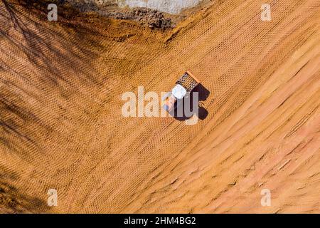 Livellatrice da cantiere macchina industriale per la costruzione di una nuova costruzione di un motorgrader nel processo di livellamento Foto Stock