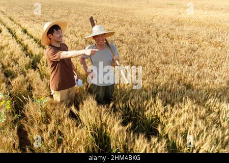 Ricercatori e agricoltori nel catcher in tecnologia di comunicazione Foto Stock