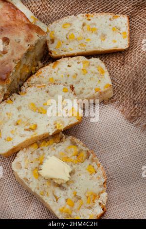 Mielie pane, un pane sudafricano con mais intero su tavola rustica fattoria Foto Stock