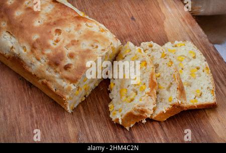 Mielie pane, un pane sudafricano con mais intero su tavola rustica fattoria Foto Stock