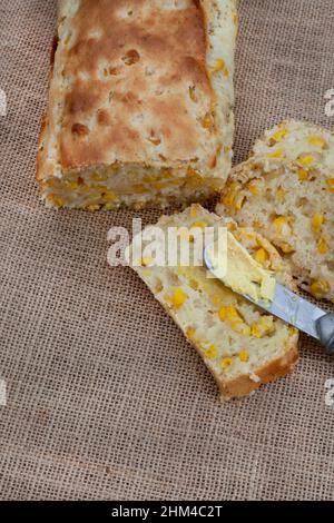 Mielie pane, un pane sudafricano con mais intero su tavola rustica fattoria Foto Stock