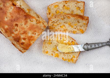 Mielie pane, un pane sudafricano con mais intero su tavola rustica fattoria Foto Stock