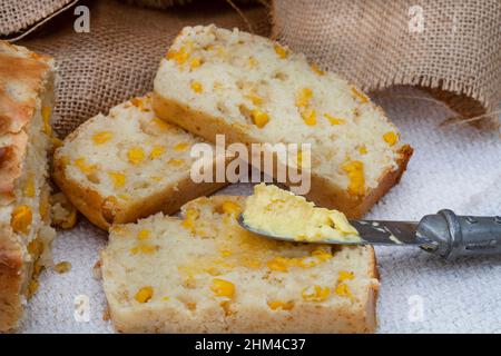 Mielie pane, un pane sudafricano con mais intero su tavola rustica fattoria Foto Stock