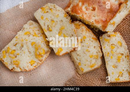 Mielie pane, un pane sudafricano con mais intero su tavola rustica fattoria Foto Stock