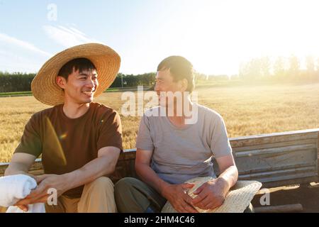 Seduti in macchina gli agricoltori a riposare Foto Stock