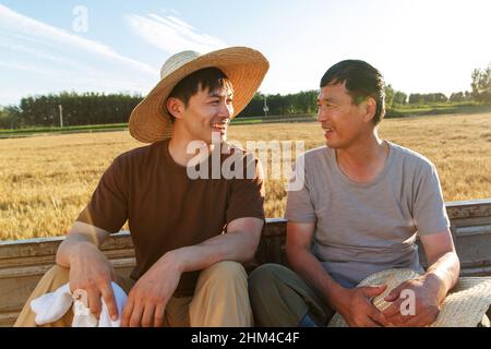 Seduti in macchina gli agricoltori a riposare Foto Stock