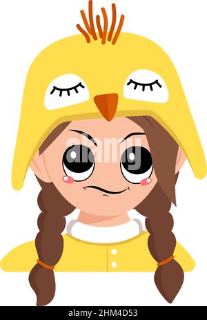 Ragazza con occhi grandi ed emozioni di viso sospetto e dispiaciuto in giallo cappello di pollo. Testa di bambino con volto infastidito per le vacanze di Pasqua, Capodanno o costume per la festa. Illustrazione piatta vettoriale Illustrazione Vettoriale