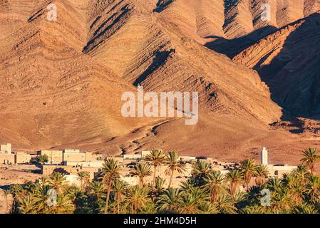 Villaggio remoto nel profondo deserto marocchino. Questi piccoli villaggi dipendono dalle oasi lungo le quali si sviluppano Foto Stock