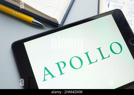 KIEV, UCRAINA - 27 gennaio 2022. Tablet con logo Apollo Global Management. Foto Stock