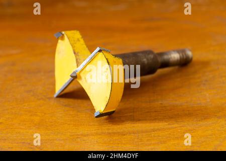 Fresa tonda per lavorazione legno su tavola.utensile per carpentiere in metallo Foto Stock