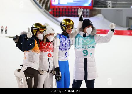 Zhangjiakou, Cina. 07th Feb 2022. Olimpiadi, salto con gli sci, squadra mista, collina normale, al National Ski Jumping Centre. Al primo posto Ursa Bogataj, Nika Kriznar, Peter Prevc e Timi Zajc (l-r) dalla Slovenia celebrano insieme dopo la partita. Credit: Daniel Karmann/dpa/Alamy Live News Foto Stock