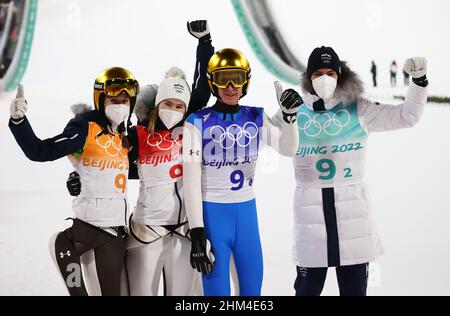 Zhangjiakou, Cina. 07th Feb 2022. Olimpiadi, salto con gli sci, squadra mista, collina normale, al National Ski Jumping Centre. Al primo posto Ursa Bogataj, Nika Kriznar, Peter Prevc e Timi Zajc (l-r) dalla Slovenia celebrano insieme dopo la partita. Credit: Daniel Karmann/dpa/Alamy Live News Foto Stock