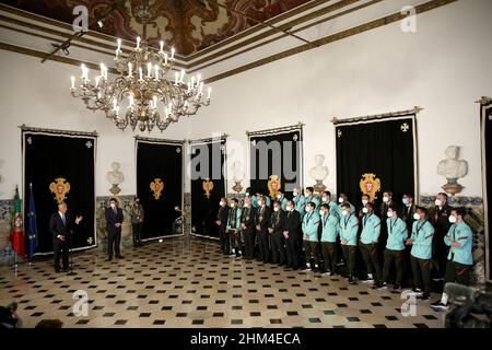 Lisbona, Portogallo. 7th Feb 2022. Il presidente portoghese Marcelo Rebelo de Sousa (L) terrà un discorso durante la cerimonia di benvenuto per il vincitore della squadra nazionale Futsal della UEFA Futsal Euro 2022 al Palazzo Belem di Lisbona, Portogallo, il 7 febbraio 2022. Il Portogallo ha vinto il trofeo UEFA Futsal Euro 2022 dopo aver sconfitto la Russia (4-2) il 6 febbraio ad Amsterdam, Paesi Bassi. (Credit Image: © Pedro Fiuza/ZUMA Press Wire) Foto Stock