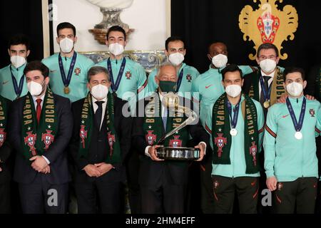 Lisbona, Portogallo. 7th Feb 2022. Il presidente portoghese Marcelo Rebelo de Sousa (fronte C) si presenta con il trofeo per una foto con il vincitore della squadra nazionale Futsal della UEFA Futsal Euro 2022 durante la cerimonia di benvenuto al Palazzo Belem di Lisbona, Portogallo, il 7 febbraio 2022. Il Portogallo ha vinto il trofeo UEFA Futsal Euro 2022 dopo aver sconfitto la Russia (4-2) il 6 febbraio ad Amsterdam, Paesi Bassi. (Credit Image: © Pedro Fiuza/ZUMA Press Wire) Foto Stock