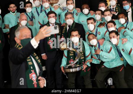 Lisbona, Portogallo. 7th Feb 2022. Il presidente portoghese Marcelo Rebelo de Sousa (front L) prende un selfie con il vincitore della squadra nazionale Futsal della UEFA Futsal Euro 2022 durante la cerimonia di benvenuto al Palazzo Belem di Lisbona, Portogallo, il 7 febbraio 2022. Il Portogallo ha vinto il trofeo UEFA Futsal Euro 2022 dopo aver sconfitto la Russia (4-2) il 6 febbraio ad Amsterdam, Paesi Bassi. (Credit Image: © Pedro Fiuza/ZUMA Press Wire) Foto Stock