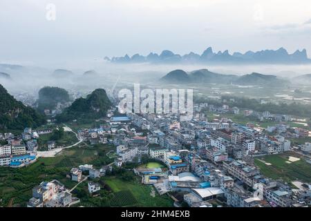 A sud di guilin carsica landform mattina nebbia alba scena Foto Stock