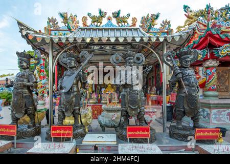 Ayutthaya / Thailandia - Gennaio 2 2022: Guan Yu statua punto di riferimento a Wat Phanan Choeng, Ayutthaya Thailandia Foto Stock