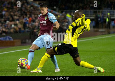 Ashley Westwood di Burnley (a sinistra) e Edo Kayembe di Watford combattono per la palla durante la partita della Premier League a Turf Moor, Burnley. Data foto: Sabato 5 febbraio 2022. Foto Stock