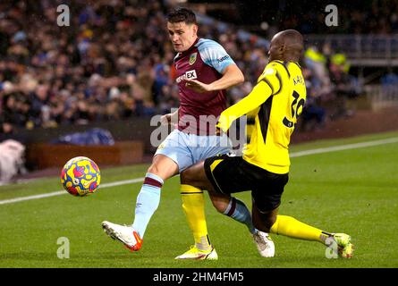 Ashley Westwood di Burnley (a sinistra) e Edo Kayembe di Watford combattono per la palla durante la partita della Premier League a Turf Moor, Burnley. Data foto: Sabato 5 febbraio 2022. Foto Stock