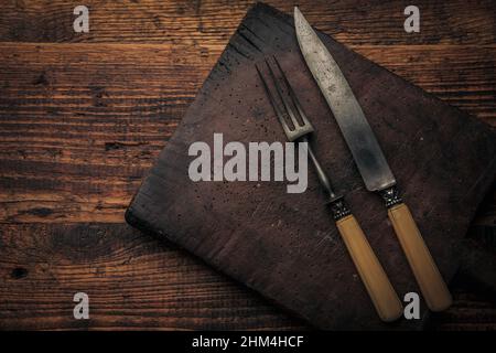 coltello e forchetta con la patina del tempo che ti aspetta per usarli per mangiare Foto Stock