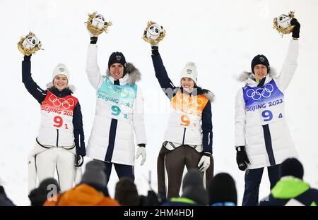 Zhangjiakou, Cina. 07th Feb 2022. Olimpiadi, salto con gli sci, squadra mista, collina normale, al National Ski Jumping Centre. Al primo posto Nika Kriznar, Timi Zajc, Ursa Bogataj e Peter Prevc (l-r) dalla Slovenia celebrano insieme dopo la partita. Credit: Daniel Karmann/dpa/Alamy Live News Foto Stock