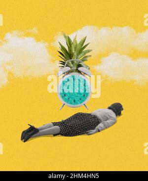 Collage d'arte contemporanea. Donna disperata sdraiata faccia in giù vicino sveglia a forma di ananas isolato su sfondo giallo Foto Stock