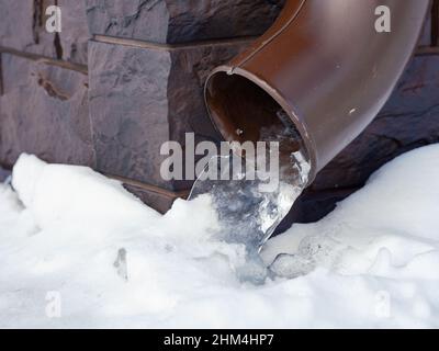 Un beccuccio con dell'acqua ghiacciata che fuoriesce. Primo piano. Foto Stock