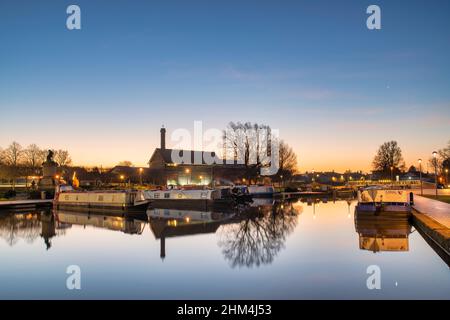 Bacino di Bancroft all'alba. Stratford upon Avon, Warwickshire, Inghilterra Foto Stock