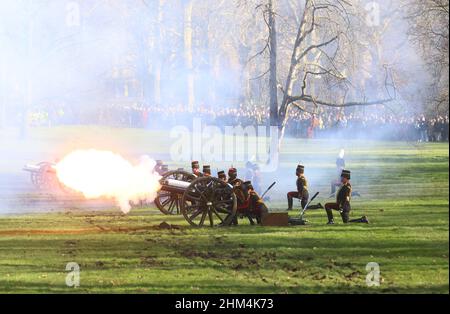 Londra, Regno Unito. 7th Feb 2022. I re truppa fuoco un 41 Gun saluto a Green Park per segnare la regina Elisabetta i secondi 70 anni sul trono. L'adesione delle Regine al trono avvenne il 6th 1952 febbraio. Credit: Mark Thomas/Alamy Live News Foto Stock