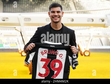 La nuova firma del Newcastle United Bruno Guimaraes si pone con una maglietta a seguito di una conferenza stampa al St James' Park, Newcastle upon Tyne. Data foto lunedì 7 febbraio 2022. Foto Stock