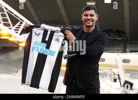 La nuova firma del Newcastle United Bruno Guimaraes si pone con una maglietta a seguito di una conferenza stampa al St James' Park, Newcastle upon Tyne. Data foto lunedì 7 febbraio 2022. Foto Stock