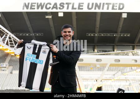 La nuova firma del Newcastle United Bruno Guimaraes si pone con una maglietta a seguito di una conferenza stampa al St James' Park, Newcastle upon Tyne. Data foto lunedì 7 febbraio 2022. Foto Stock