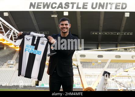 La nuova firma del Newcastle United Bruno Guimaraes si pone con una maglietta a seguito di una conferenza stampa al St James' Park, Newcastle upon Tyne. Data foto lunedì 7 febbraio 2022. Foto Stock