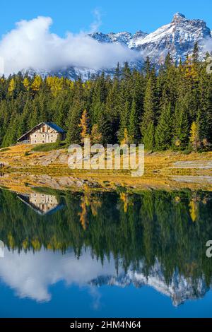 La casa riflessa in Autunno al lago Palù, italia Europa Foto Stock