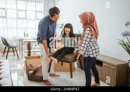 famiglia musulmana asiatica che si sposta in una nuova casa Foto Stock