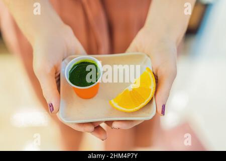 Colpo di erba del siero. Succo da erba di grano. Tendenza di salute. Erba di grano Foto Stock